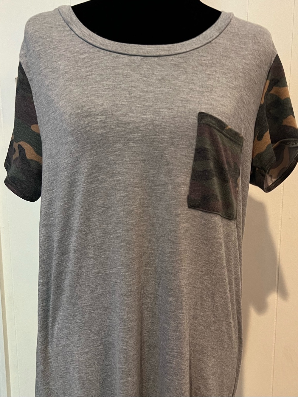 BOMBOM Gray Tee with Camo Pocket & Sleeves Size XL.